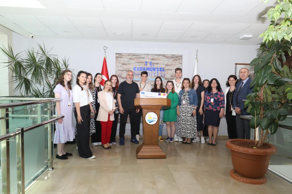 ROMANYA’LI ÖĞRENCİLER BAŞKAN YILDIRIM’I ZİYARET ETTİ