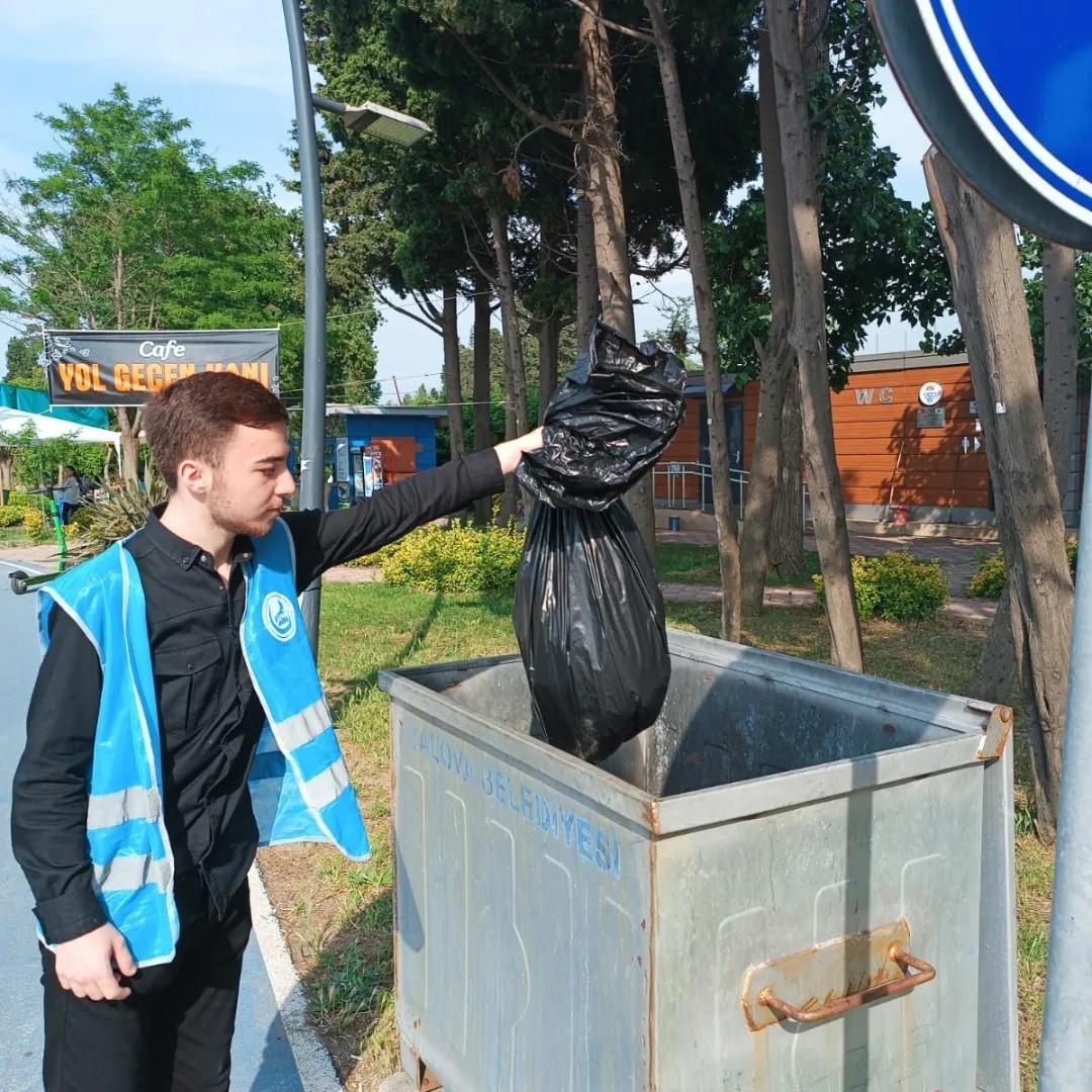 ÜLKÜCÜ GENÇLERDEN ÖRNEK DAVRANIŞ