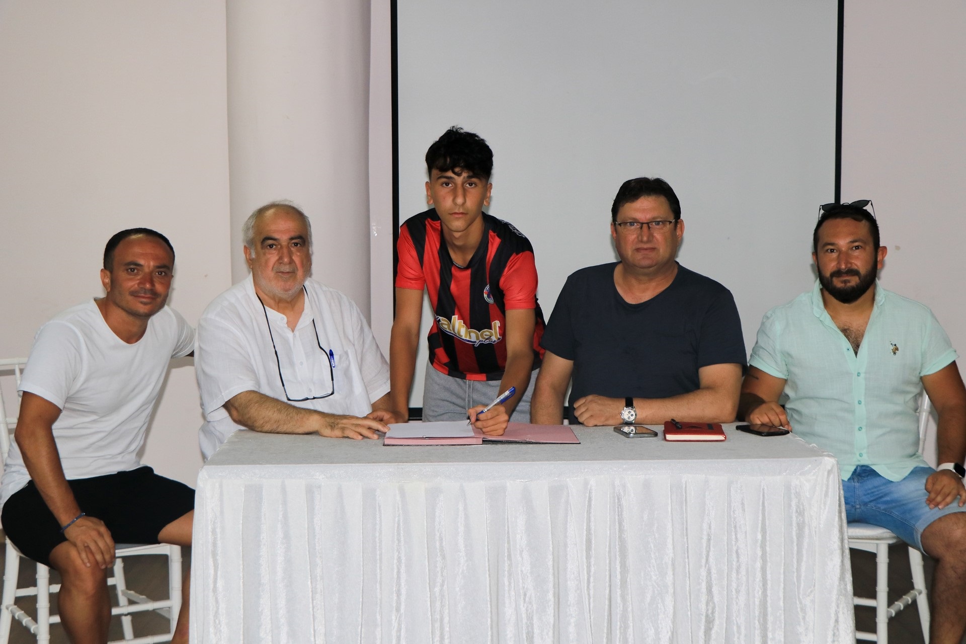 TRANSFERDE 20 İMZA BİRDEN