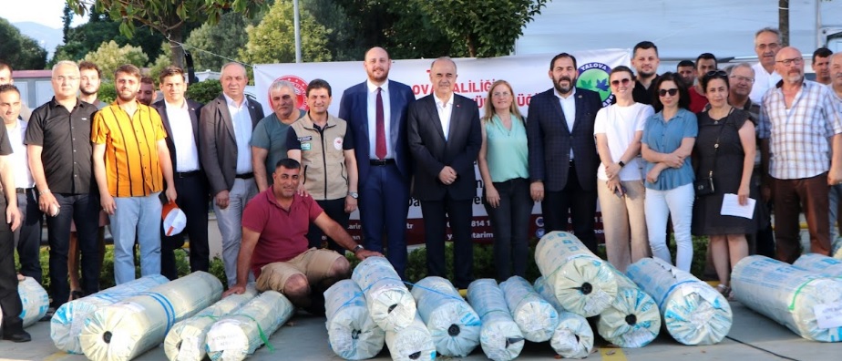 ÖRTÜALTI SEBZE ÜRETİCİLERİNE 20 TON SERA ÖRTÜSÜ DAĞITILDI