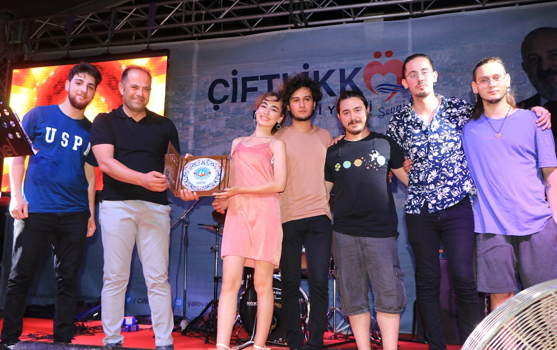 ÇİFTLİKKÖY’DE GENÇLİK FESTİVALİ AZRA’YLA SONA ERDİ