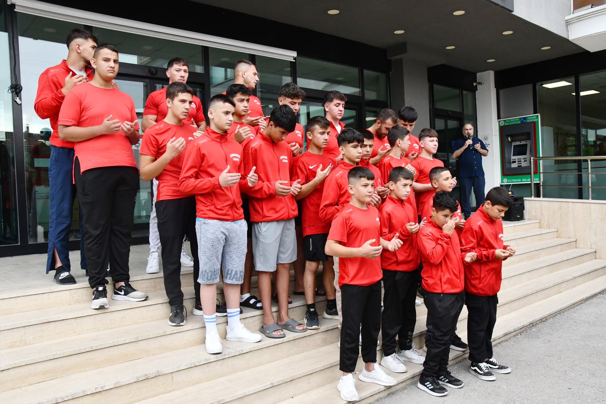ALTINOVALI PEHLİVANLAR, KIRKPINAR’A DUALARLA UĞURLANDI