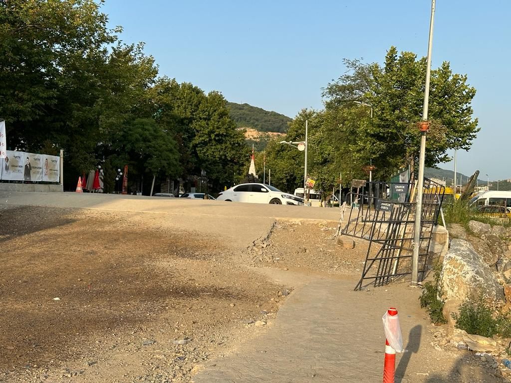 AVNİ KURT:’ÇINARCIK BELEDİYESİNİN FRENİ PATLAMIŞTIR’