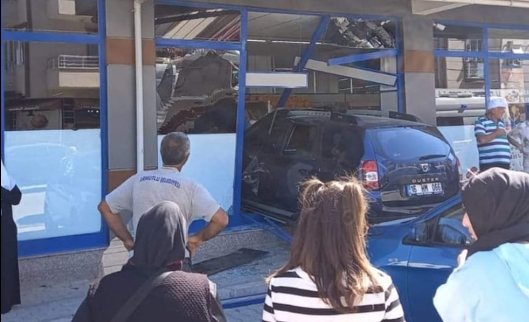 Gazla Fren Karıştı Marketin Camından Girdi