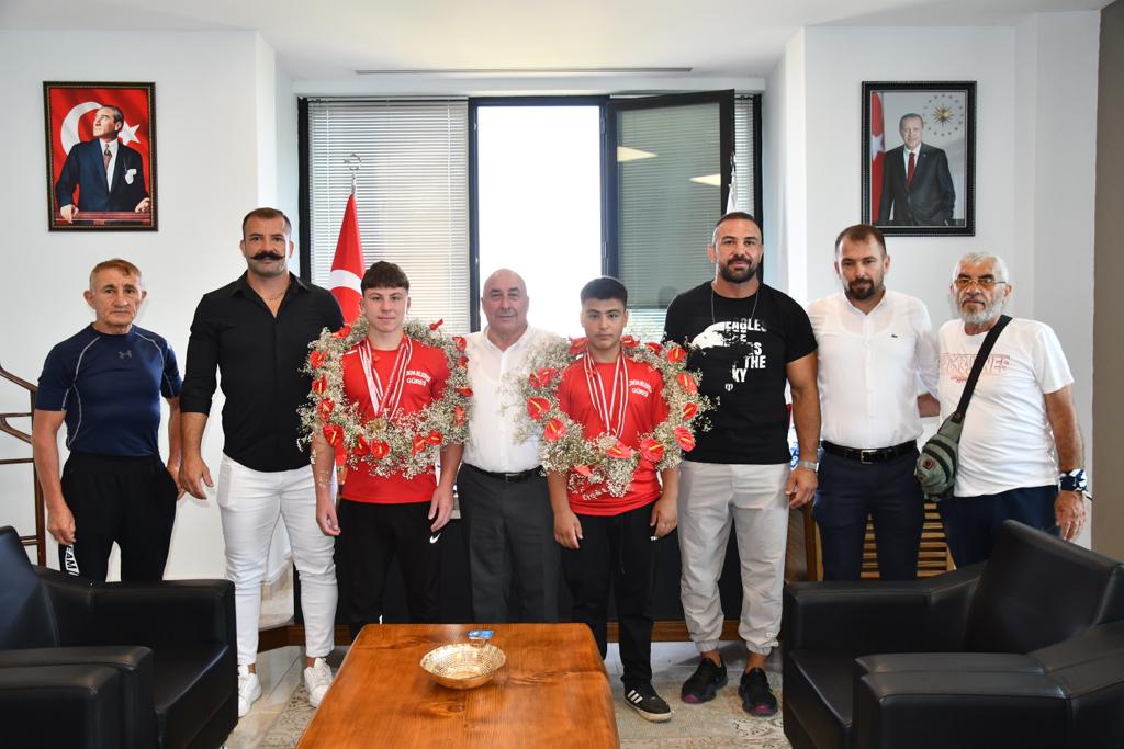 ŞAMPİYONLAR TÖRENLE KARŞILANDI