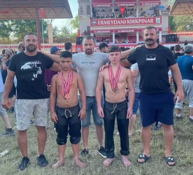 ALTINOVALI PEHLİVANLARDA KIRKPINAR’DA KÜRSÜDE