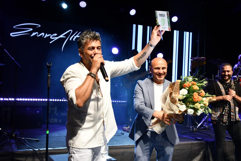 ALTINOVA’DA EMRE ALTUĞ, İZDİHAMI YAŞANDI