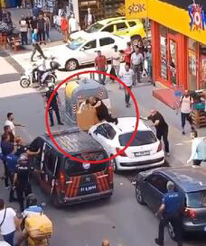 TARTIŞTIĞI KİŞİLERE BİBER GAZI SIKAN ŞÜPHELİ, POLİSİN BİBER GAZI KULLANMASIYLA YAKALANDI!