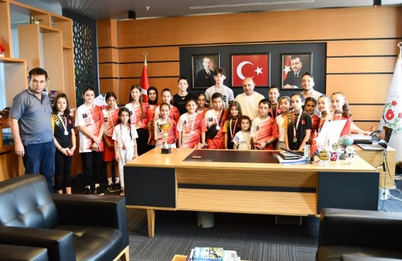 “GENÇLERİMİZLE GURUR DUYUYORUZ”