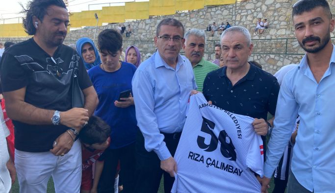 TÜRK FUTBOLUNUN EFSANE İSMİ ÇALIMBAY, ARMUTLU’YA GELDİ