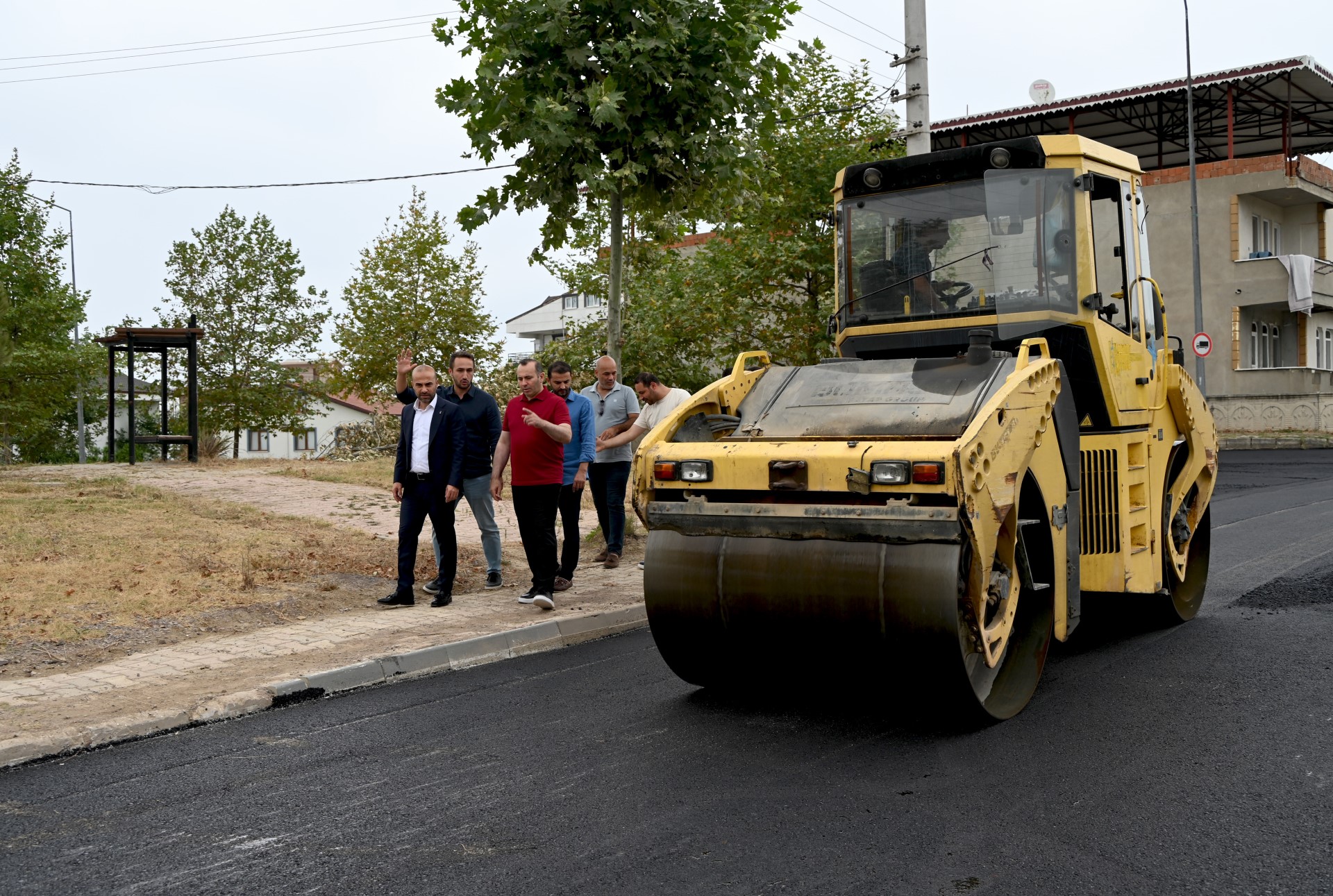 “RADAR CADDE’MİZDE SICAK ASFALTLAMA ÇALIŞMALARIMIZ SÜRÜYOR”