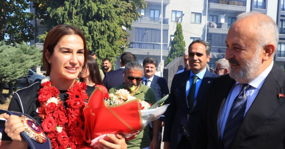 DÜNYA ŞAMPİYONU BUSE, ÇİFTLİKKÖY’DE ÇİÇEKLERLE KARŞILANDI