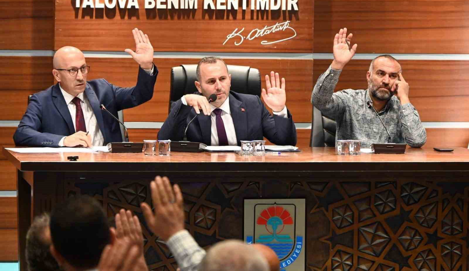 BAŞKAN TUTUK:“YOLSUZLUKTAN ALINDINIZ, BECEREMEDİNİZ, ELİNİZE YÜZÜNÜZE BULAŞTIRDINIZ”
