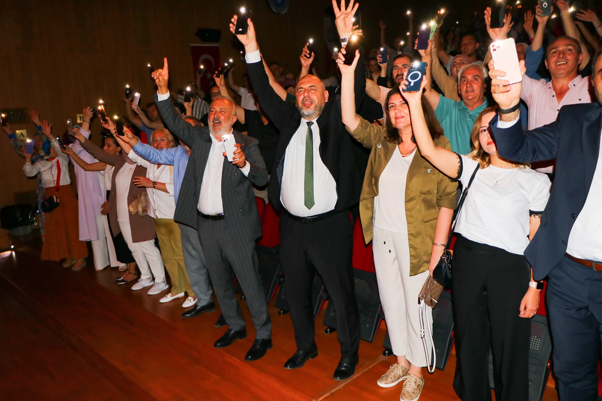 SİLPAGAR, ORHANGAZİ’DE YÜCEL ARZEN’LE SAHNEYE ÇIKTI