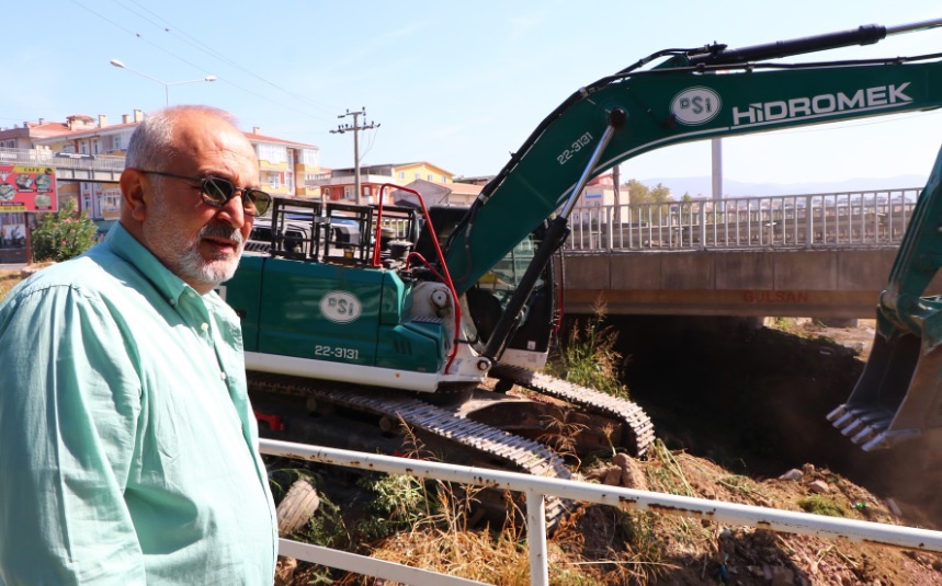 ÇİFTLİKKÖY’DE KAZIMİYE DERESİ SAHİLE KADAR TEMİZLENİYOR
