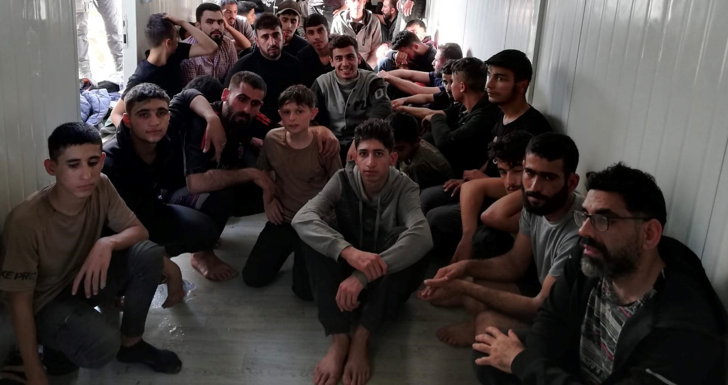 YALOVA’DA 6 GÖÇMEN KAÇAKÇISI TUTUKLANDI VE 90 YABANCI SINIR DIŞI EDİLDİ