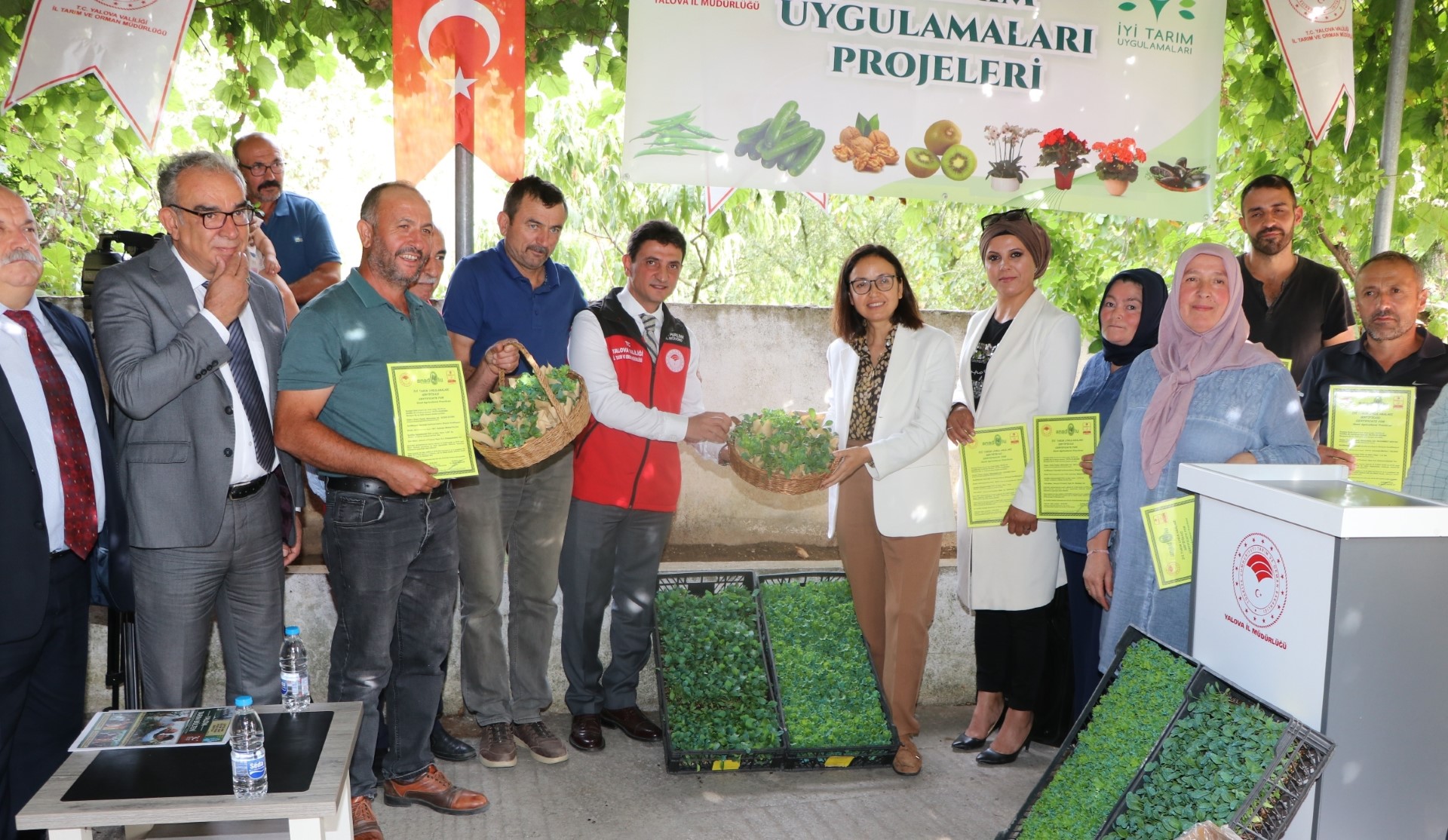 ÇİFTÇİLERE 490 BİN ADET SEBZE FİDESİ DAĞITILDI