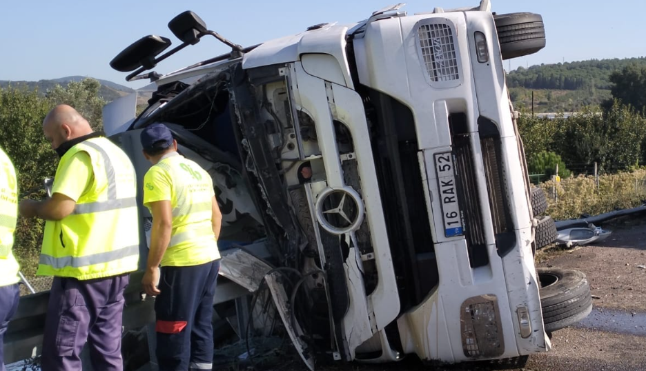 Altınova’da Kontrolden Çıkan Tır Devrildi: 1 Yaralı