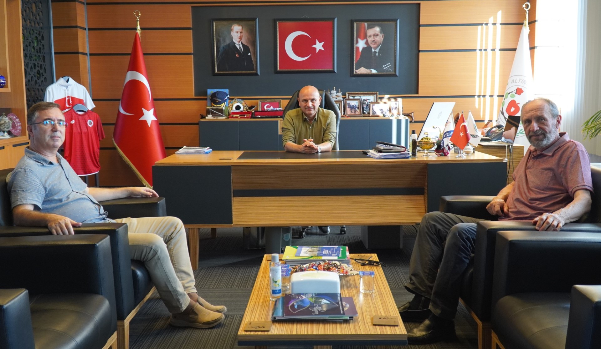 BAŞKAN ORAL, MİSAFİRLERİNİ AĞIRLADI