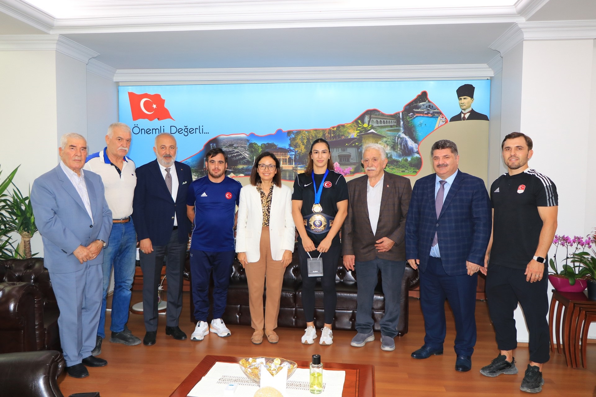 ŞAMPİYON BUSE’DEN VALİ KAYA’YA ZİYARET
