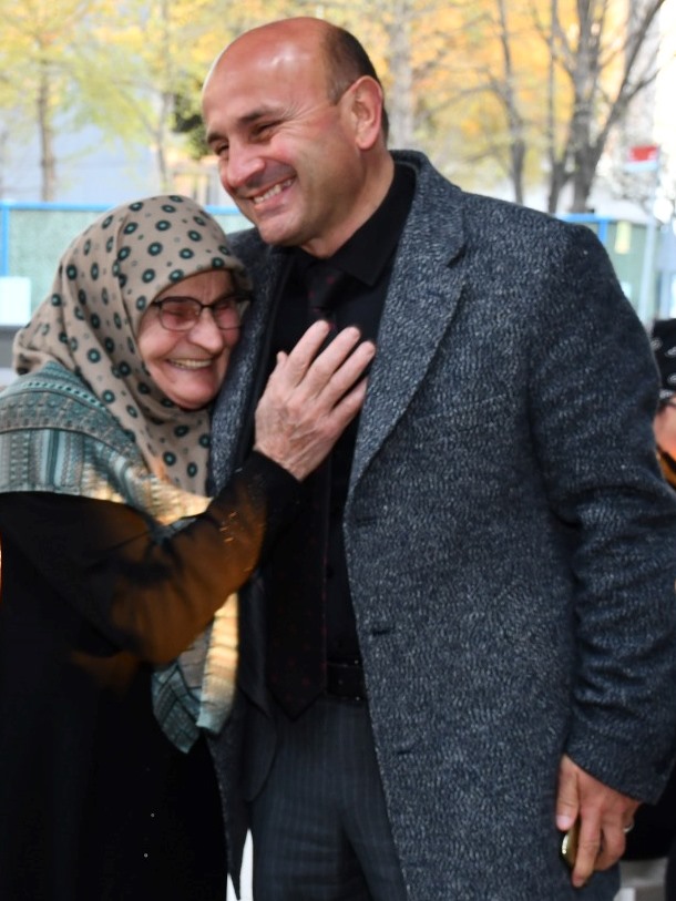 “yaşlılarımız, dün ile bugün arasında köprüdür”