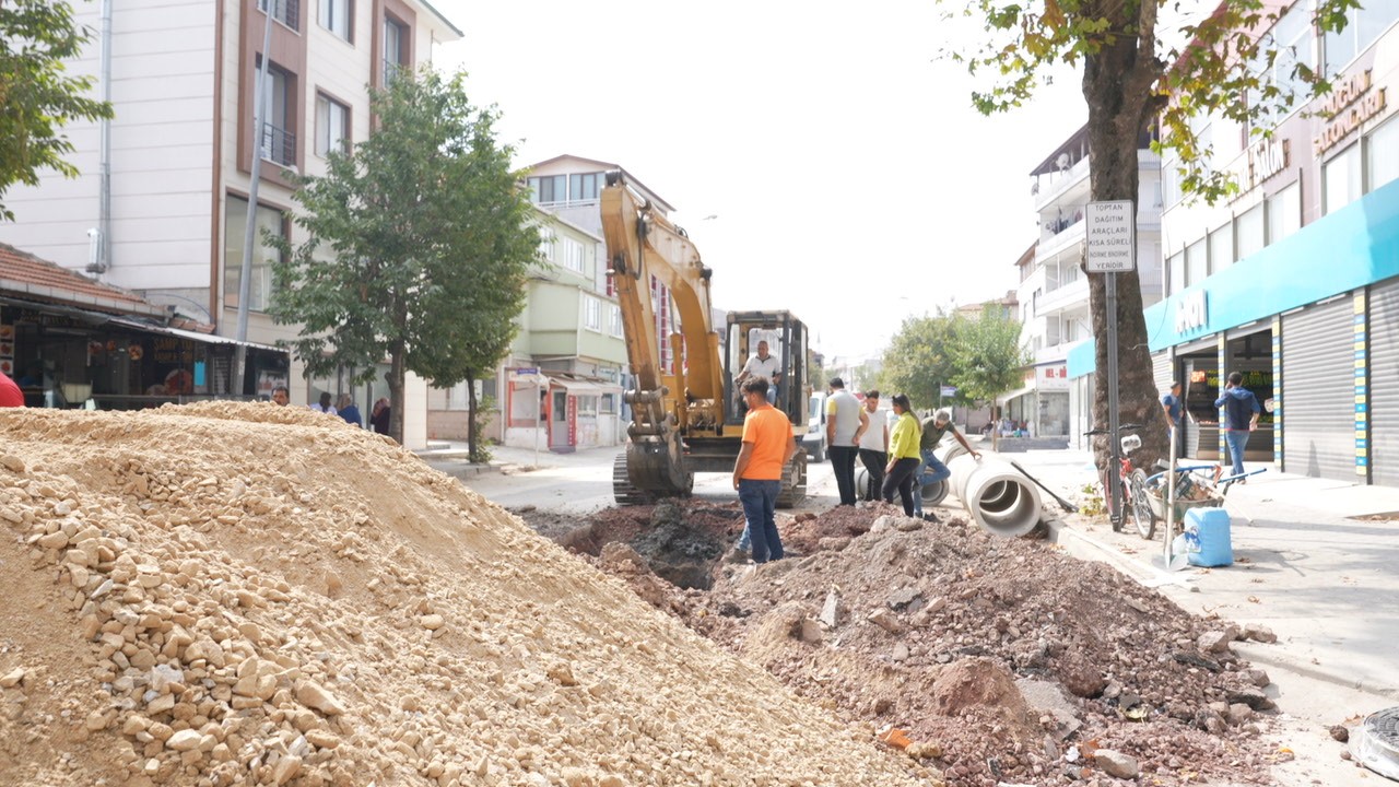 VATAN CADDESİ’NDE YAĞMURSUYU VE KANALİZASYON HATLARI GENİŞLETİLİYOR
