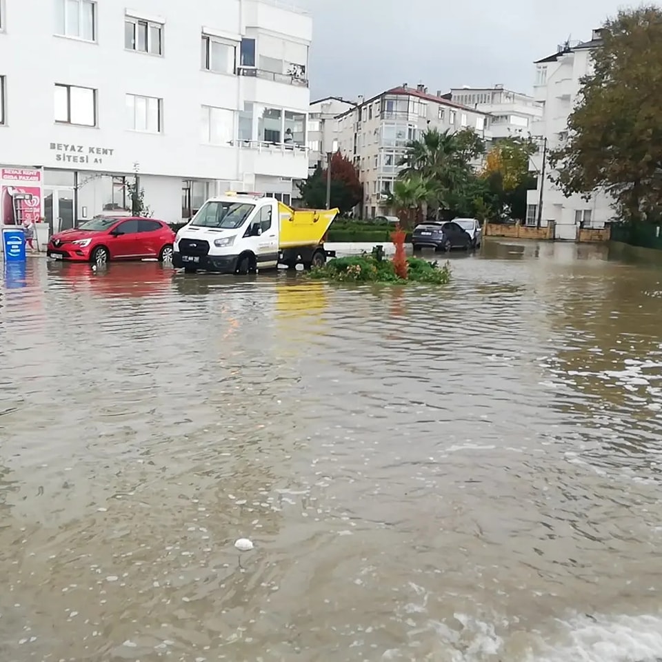 Yalova’da deniz taştı, deniz suları kaldırımla birleşti