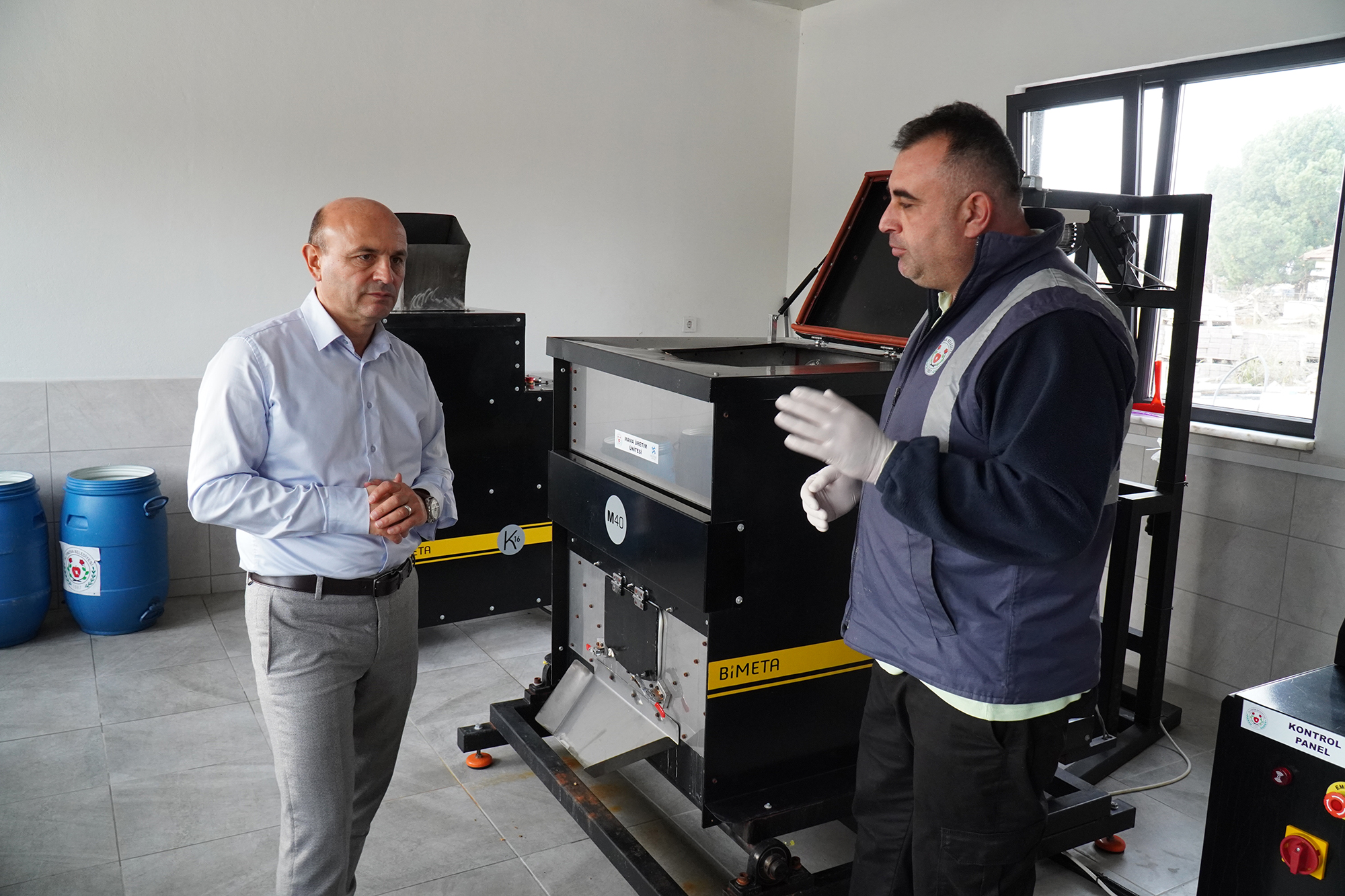 YEMEK ATIKLARI CAN DOSTLARA MAMA OLUYOR