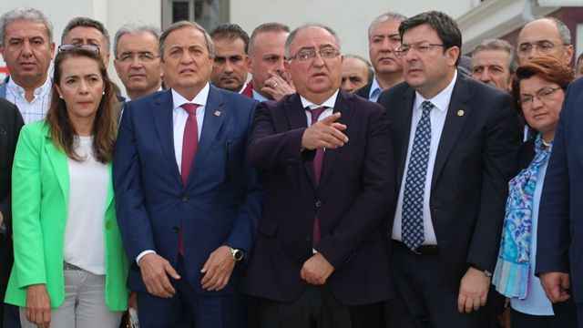 ‘ZİMMET’ DAVASINDA KARAR ÇIKTI, DURUŞMA SALONUNDA TUTUKLANDI!