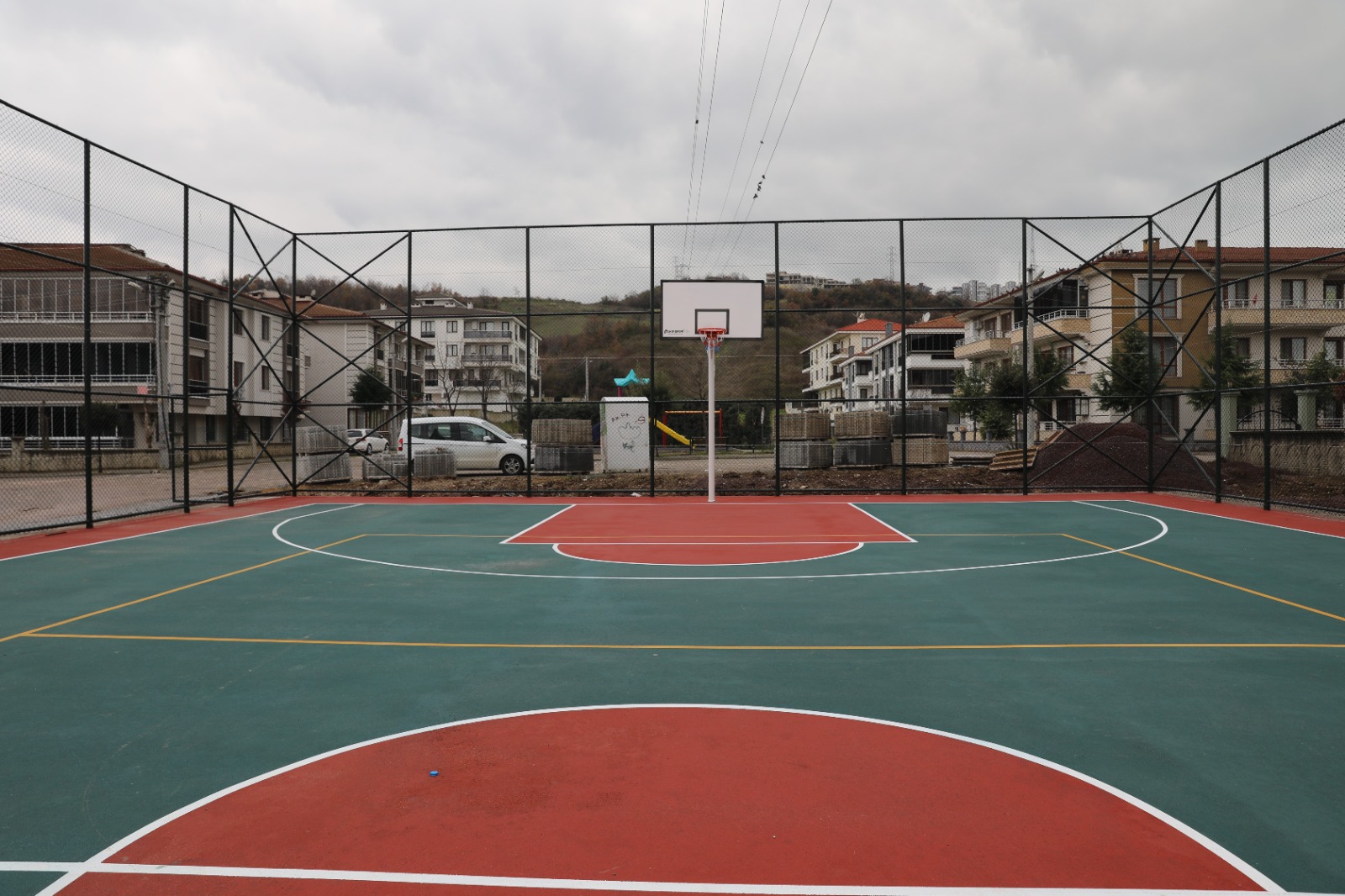 ADNAN MENDERES MAHALLESİ’NE ÇOK AMAÇLI SAHA VE HALI SAHA YAPILDI