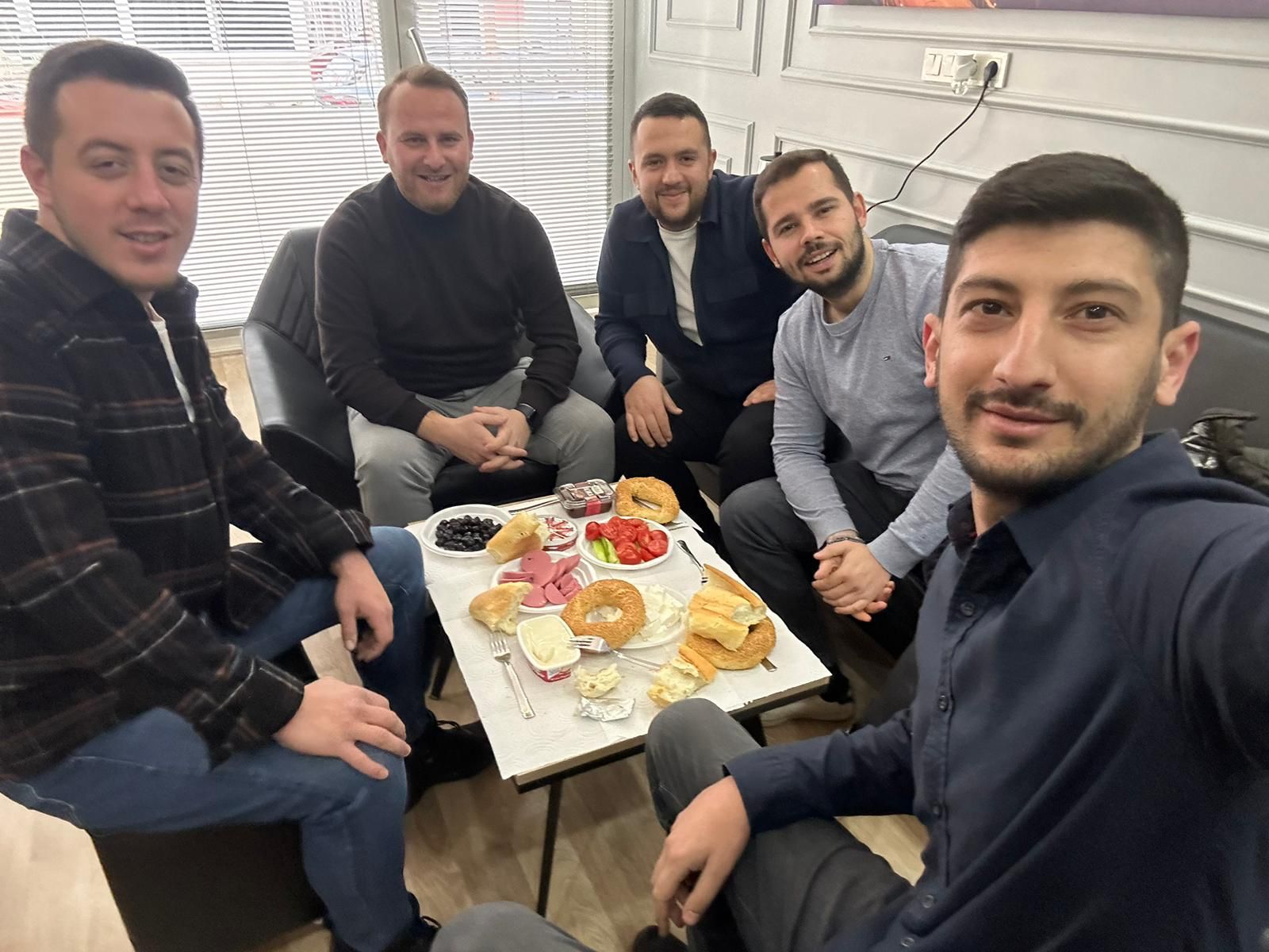 DEMİRCİ ESNAFLARLA BİR ARAYA GELDİ