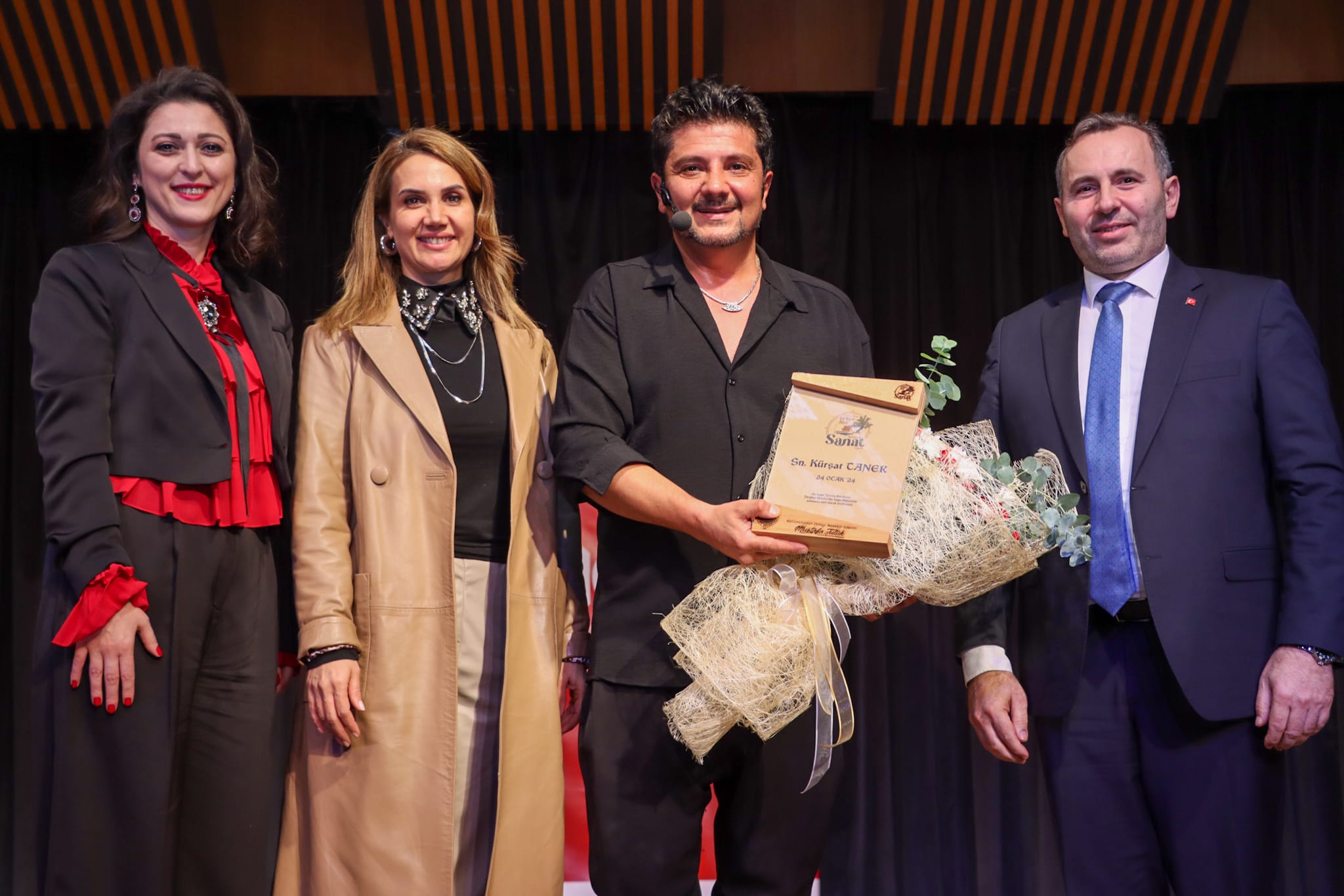 KÜRŞAT TANER TÜRKÜ TİYATROSU BÜYÜK BEĞENİ TOPLADI