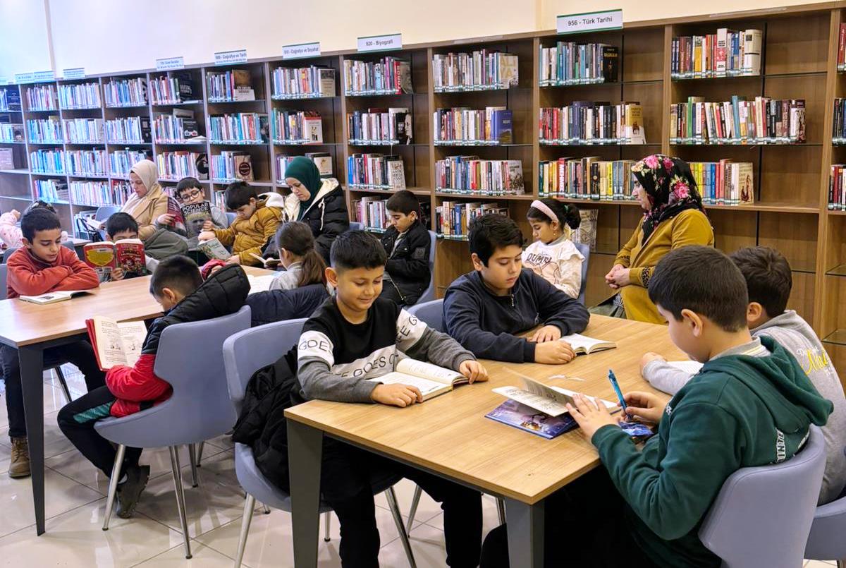 YALOVA’NIN EN MODERN KÜTÜPHANESİNDE MİNİKLER ANNELERİYLE KİTAP OKUDU