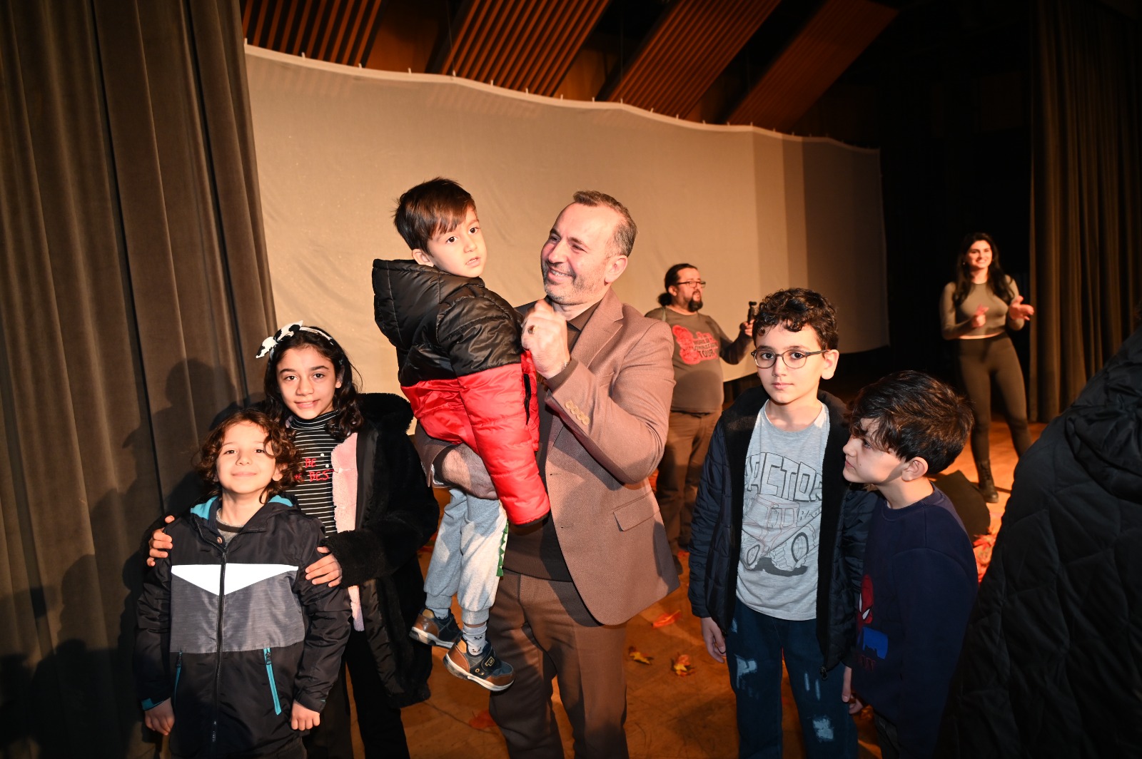 TUTUK, ÇOCUKLARLA TİYATRODA BULUŞTU