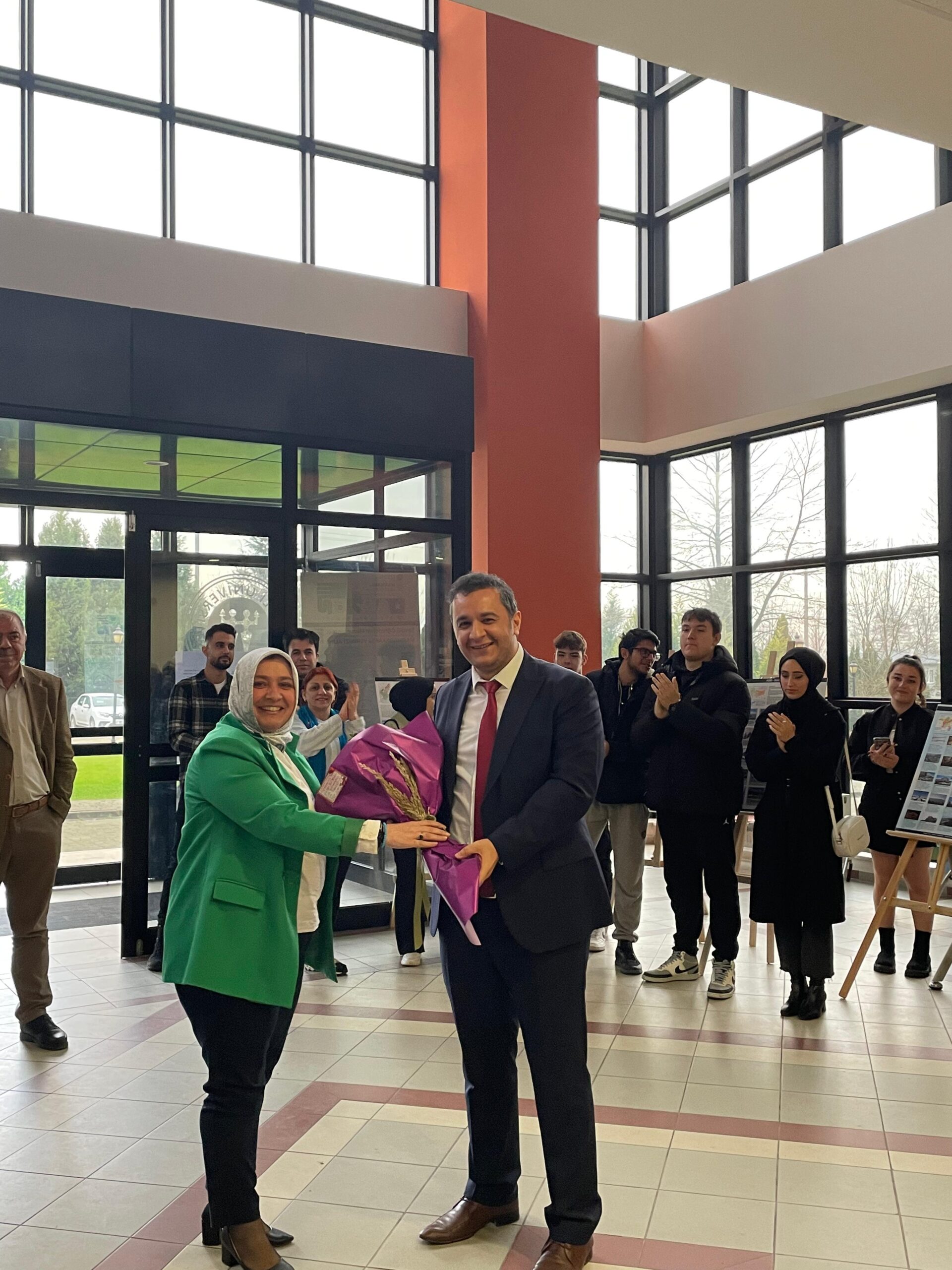 KARAMÜRSEL’İN ‘ZEYNEP ABLASI’ DR. ÖĞR. ÜYESİ BOYRAZ’A ÇİÇEK TAKDİM ETTİ