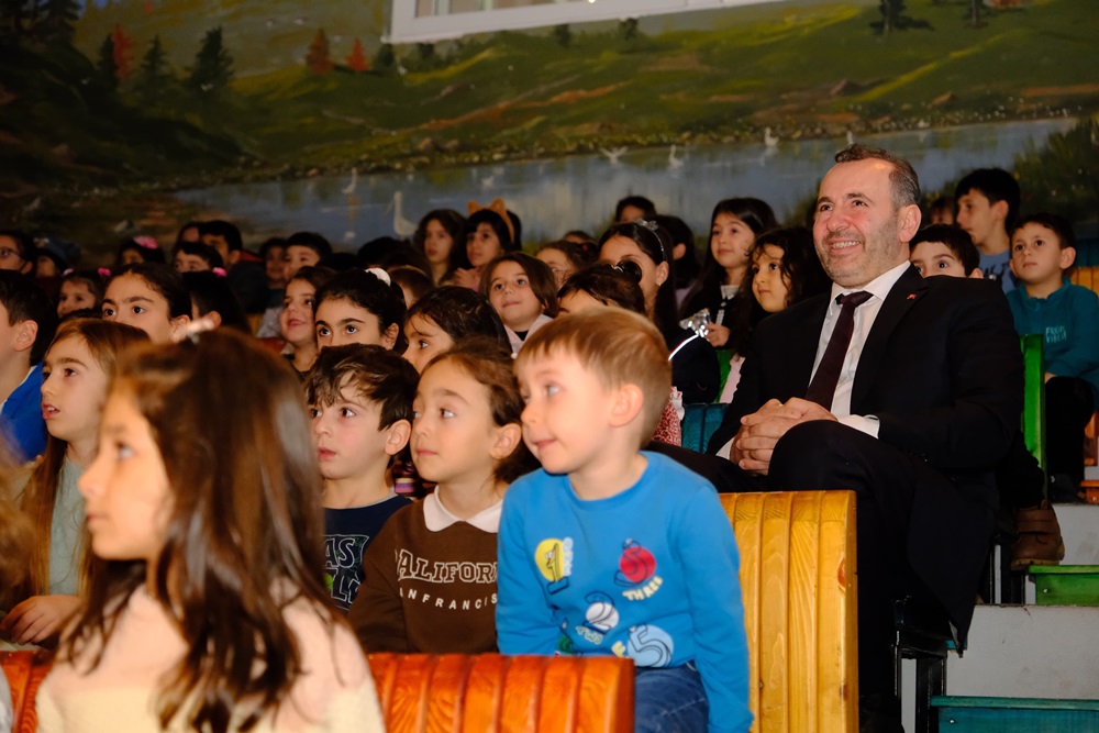 BAŞKAN TUTUK ÇOCUKLAR ARASINDA