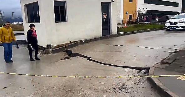 YENİ HASTANEDE ASFALT ÇÖKTÜ