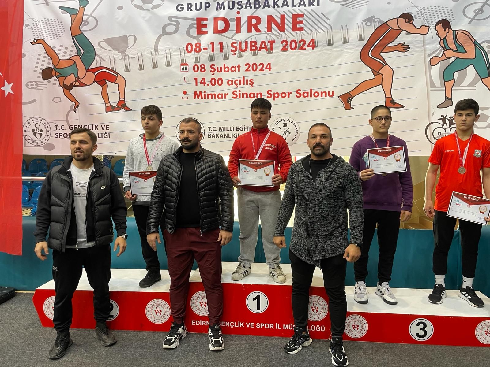 ALTINOVALI GÜREŞÇİLER KÜRSÜDE