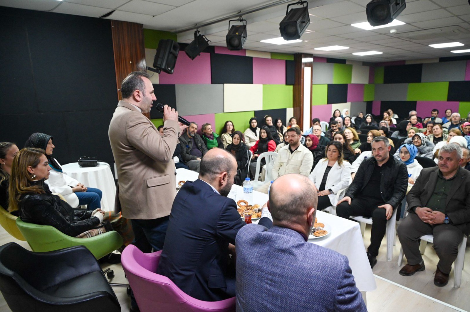 BAŞKAN TUTUK, HALKIN İÇİNDEN ÇIKMIYOR