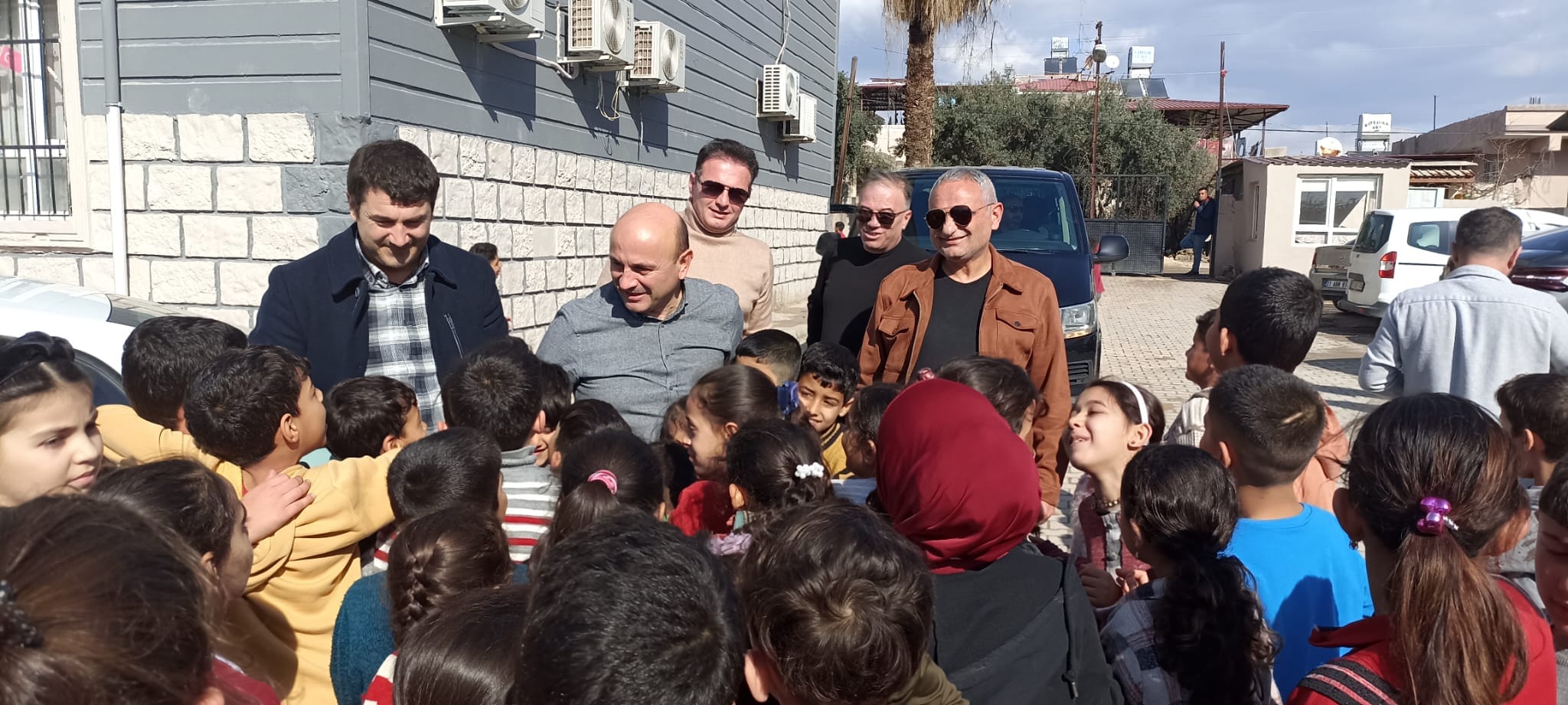 BAŞKAN ORAL, HATAY’DA ÖĞRENCİLERİ SEVİNDİRDİ