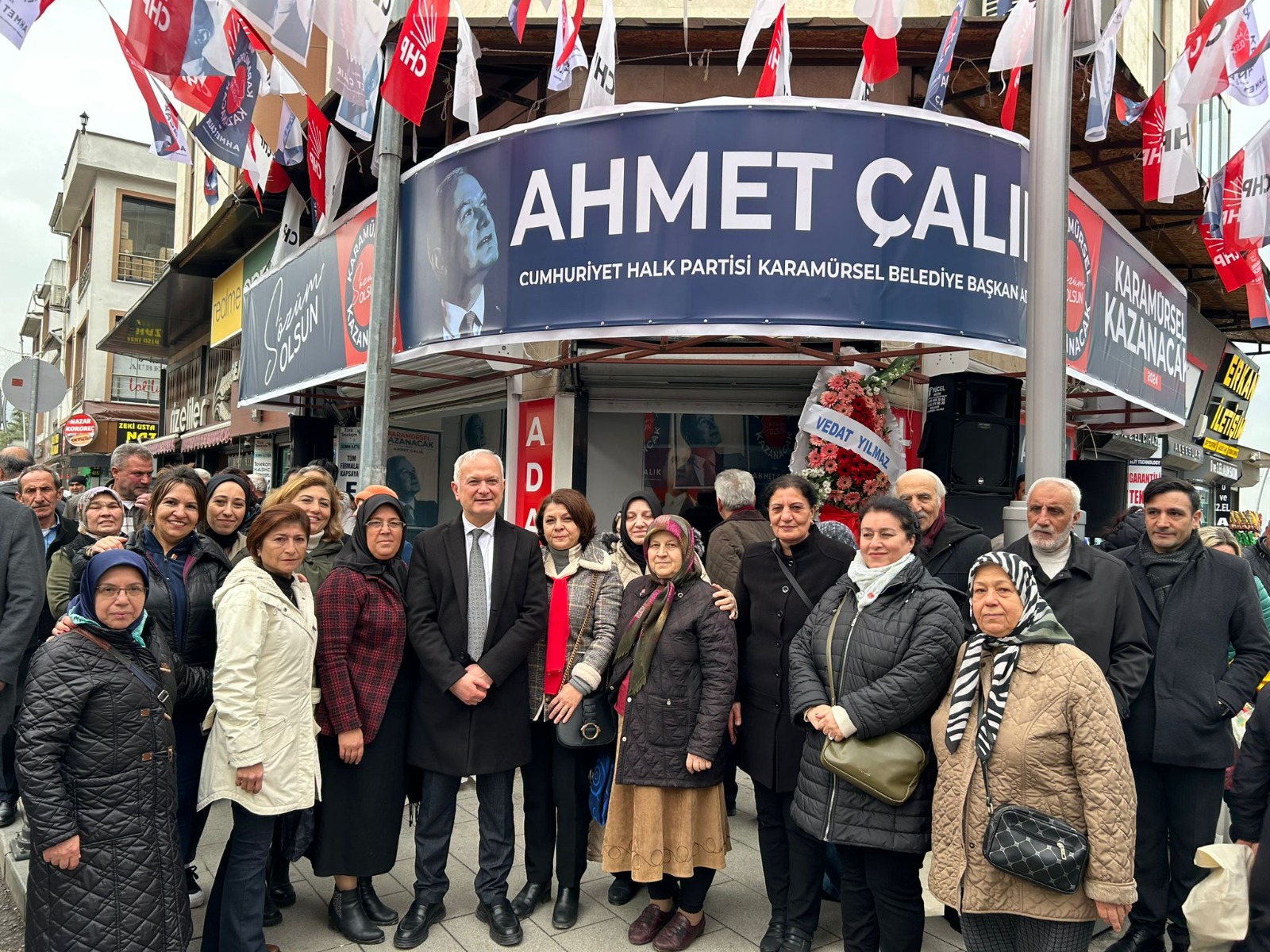 CHP KARAMÜRSEL İLÇE ÖRGÜTÜNDEN VE CHP BELEDİYE BAŞKAN ADAYI AHMET ÇALIK’TAN MİTİNG GİBİ SEÇİM BÜROSU AÇILIŞI