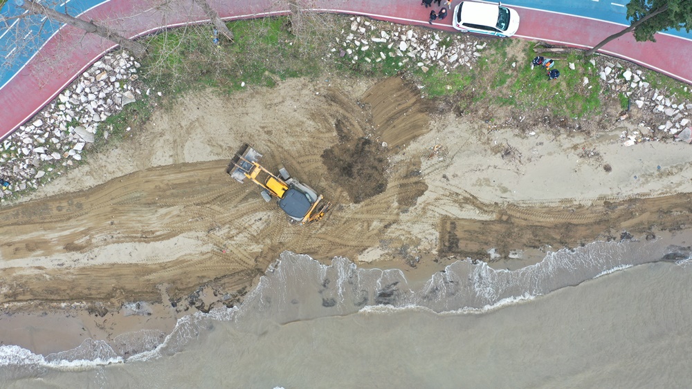 SAHİLLERİMİZ ARALIKSIZ OLARAK TEMİZLENİYOR