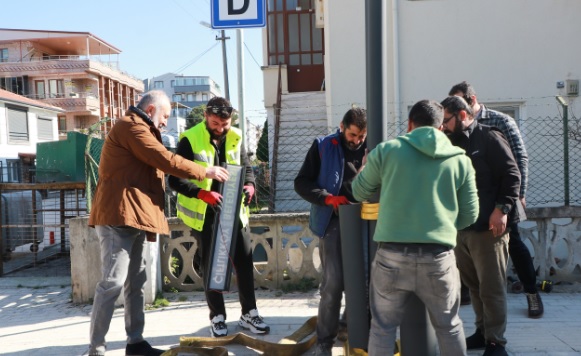 ÇİFTLİKKÖY’DE DEKORATİF AYDINLATMA DİREKLERİ DİKİLİYOR