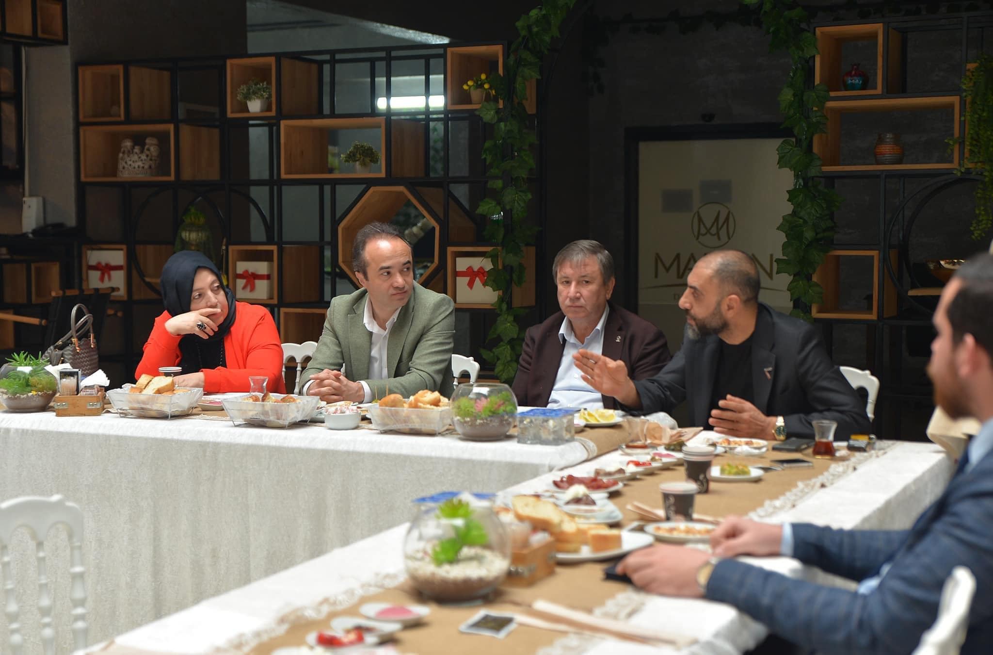 Marinn Deluxe Otel Sahibi İmdat Karadağ, AK Parti İlçe Teşkilatını Kahvaltıda Ağırladı