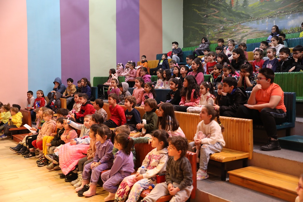 ÇOCUKLAR OKAN OKAY’IN GÖSTERİLERİYLE EĞLENDİLER