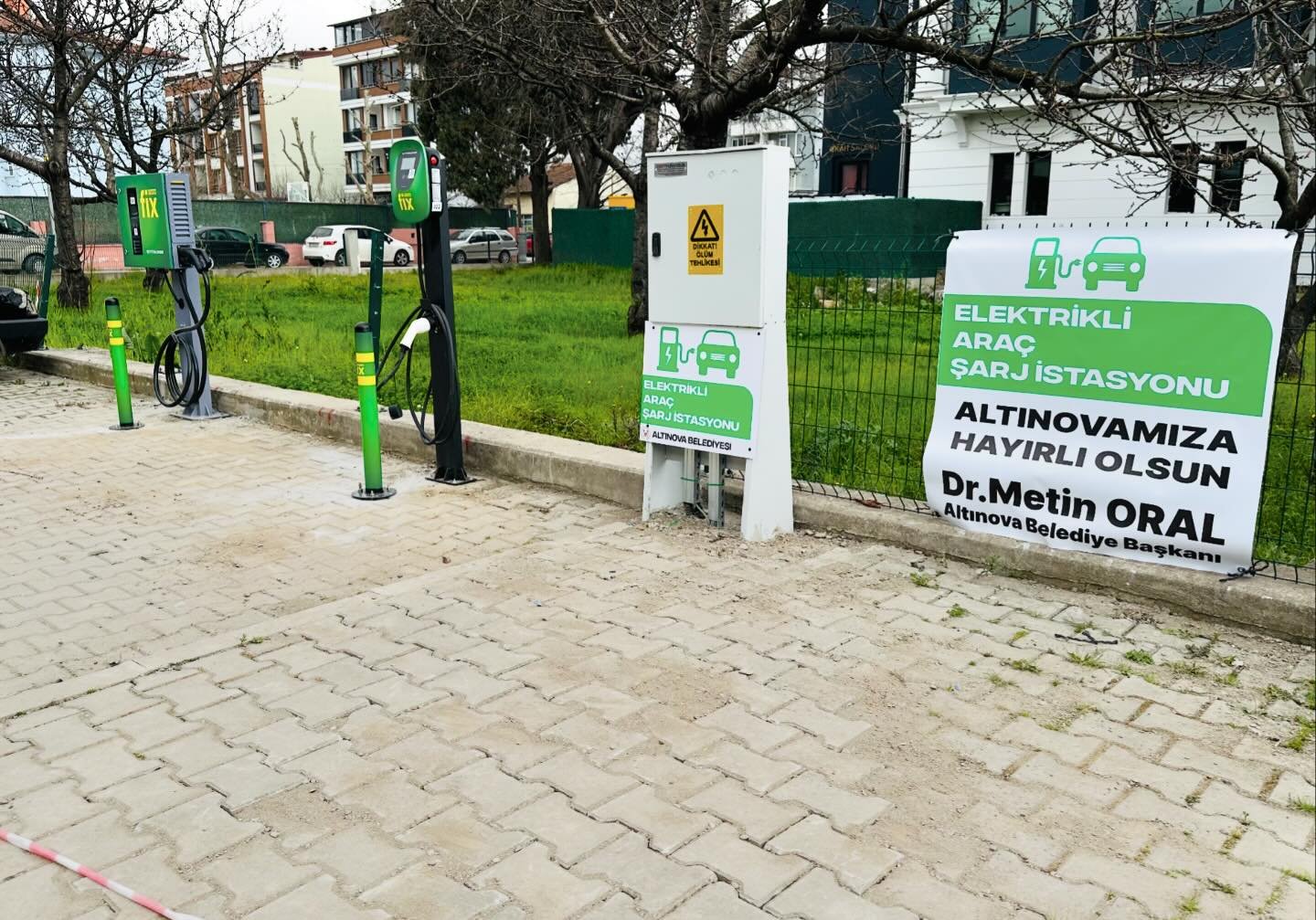 ALTINOVA’YA ELEKTRİKLİ ARAÇ ŞARJ İSTASYONU KURULDU