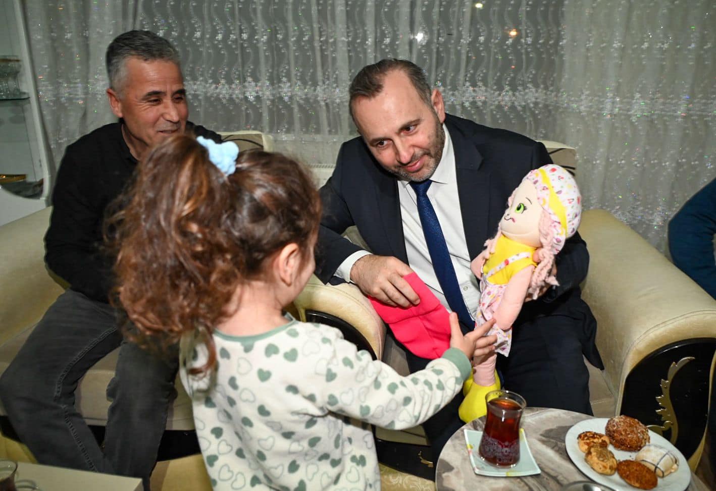 BAŞKAN TUTUK “ÇAT KAPI ZİYARETLERE” DEVAM EDİYOR