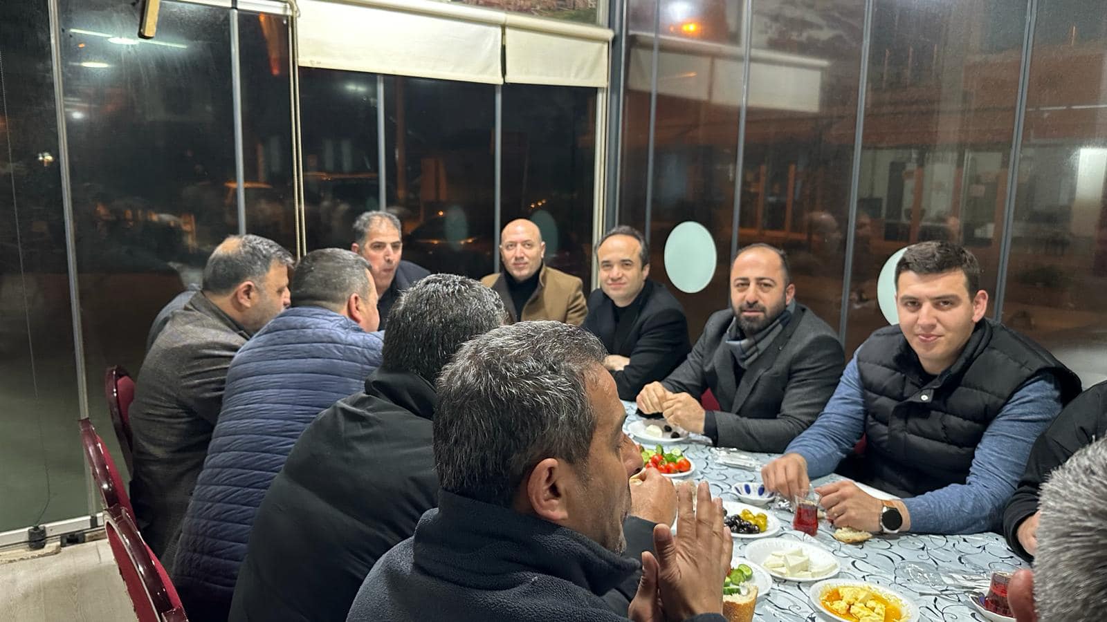 ÖZYİĞİT VE BELEDİYE MECLİS ADAYLARI ERZURUMLULARIN SAHUR PROGRAMINA KATILDI