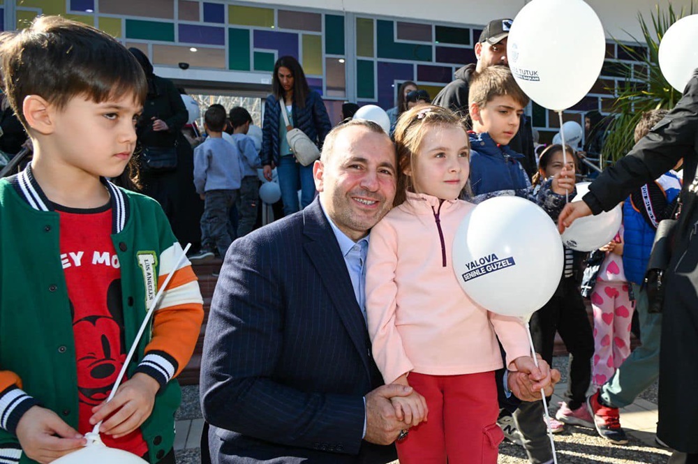 BAŞKAN TUTUK ÇOCUKLARIN ARASINDA