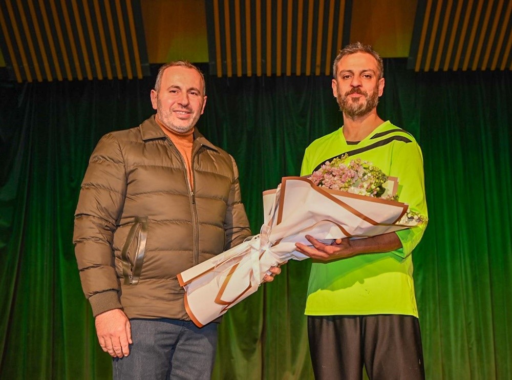 12 NUMARALI ADAM AYAKTA ALKIŞLANDI